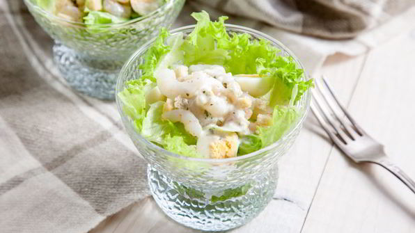 салат с креветками, сухариками и яйцами