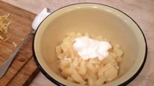 салат с курицей, ананасами и грецкими орехами