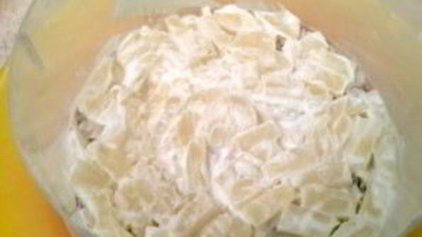 салат с курицей, ананасами и грецкими орехами