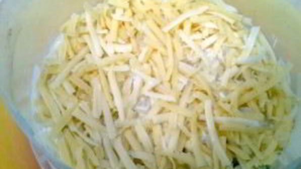 салат с курицей, ананасами и грецкими орехами