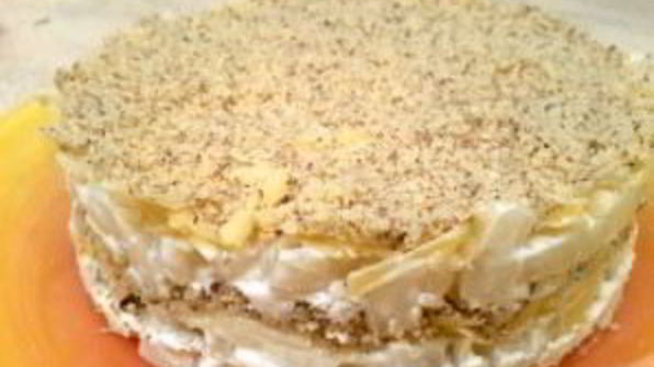 салат с курицей, ананасами и грецкими орехами