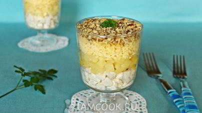 Салат с курицей, ананасом, сыром и грецкими орехами слоями