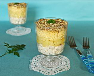 Салат с курицей, ананасом, сыром и грецкими орехами слоями