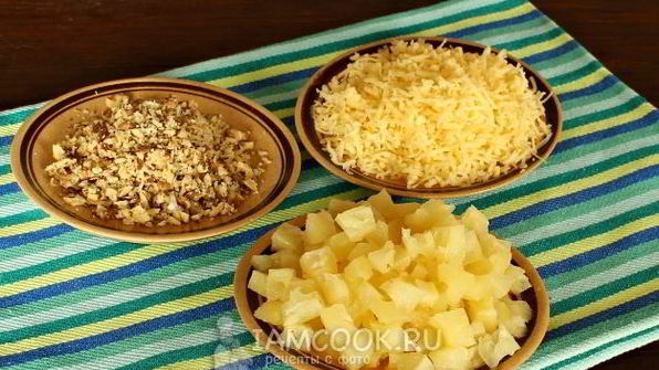 салат с курицей, ананасом, сыром и грецкими орехами слоями
