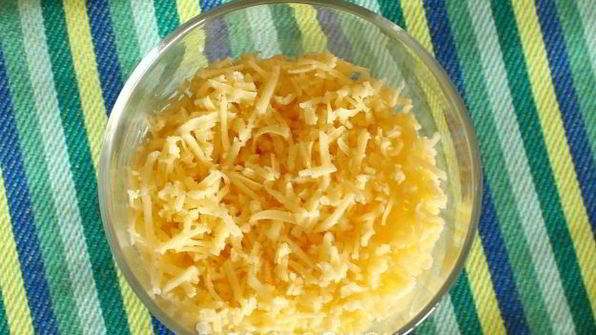 салат с курицей, ананасом, сыром и грецкими орехами слоями