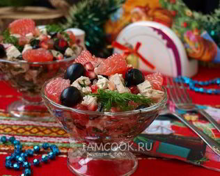 Салат с курицей, грейпфрутом и маслинами