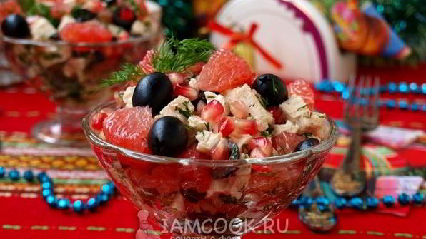 салат с курицей, грейпфрутом и маслинами