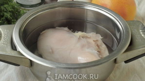 салат с курицей, грейпфрутом и маслинами