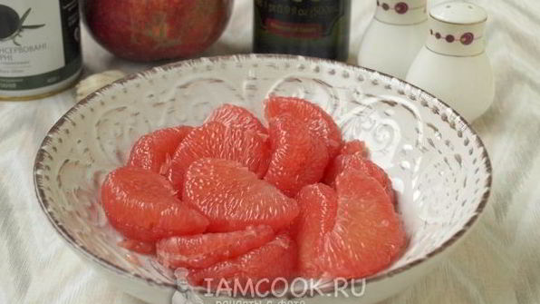 салат с курицей, грейпфрутом и маслинами