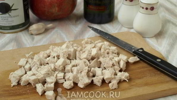 салат с курицей, грейпфрутом и маслинами