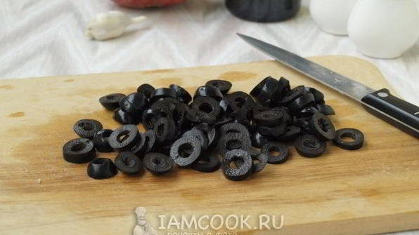 салат с курицей, грейпфрутом и маслинами