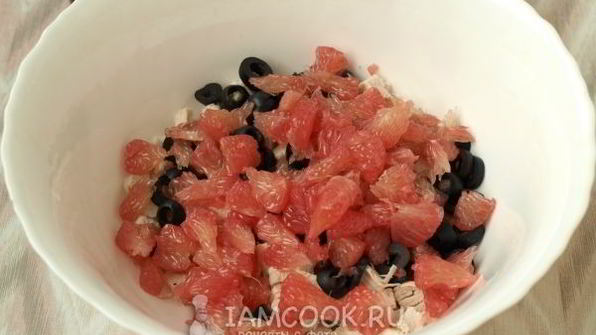 салат с курицей, грейпфрутом и маслинами