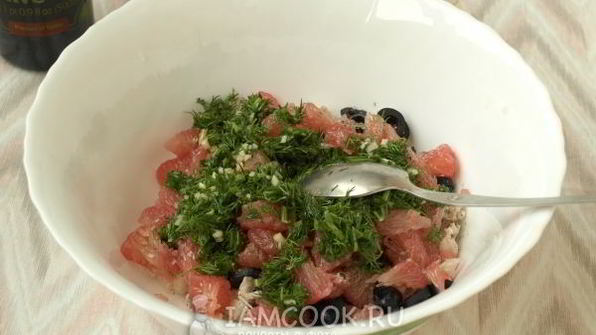 салат с курицей, грейпфрутом и маслинами