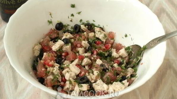 салат с курицей, грейпфрутом и маслинами