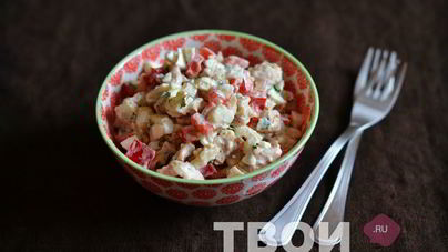 Салат с курицей и орехами