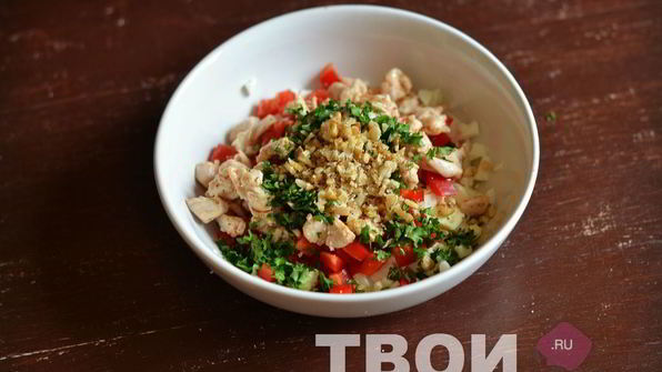 салат с курицей и орехами