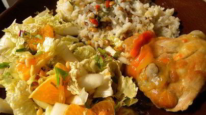 Салат с мангольдом, курочкой, рисом и чечевицей