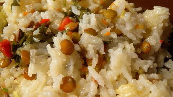 салат с мангольдом, курочкой, рисом и чечевицей