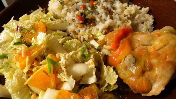 салат с мангольдом, курочкой, рисом и чечевицей