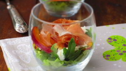 Салат с моцареллой, пармской ветчиной и нектарином