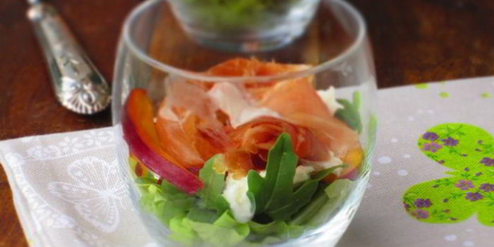 Рецепт салат с моцареллой, пармской ветчиной и нектарином