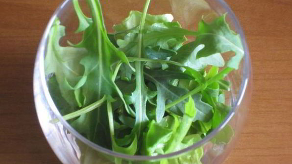 салат с моцареллой, пармской ветчиной и нектарином