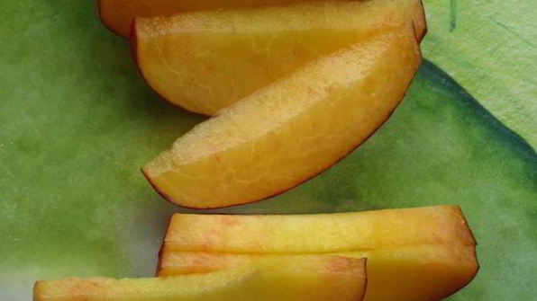 салат с моцареллой, пармской ветчиной и нектарином