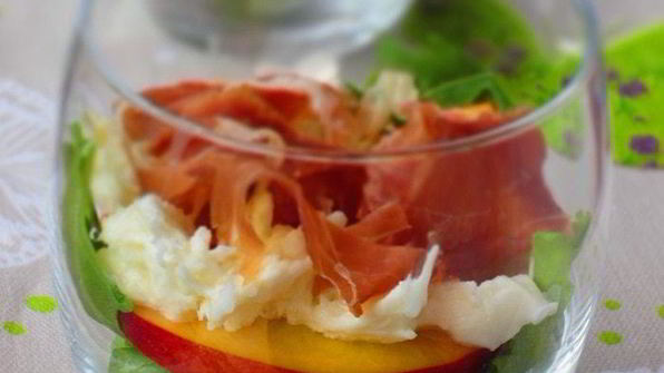 салат с моцареллой, пармской ветчиной и нектарином