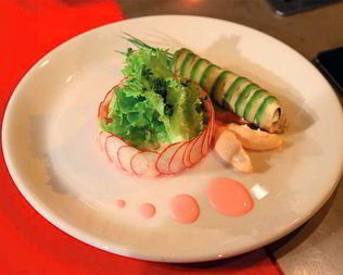 Салат с муссом из копченого лосося