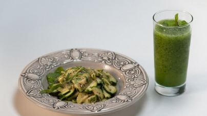 Салат с огурцом и киви и огуречный фреш-коктейль