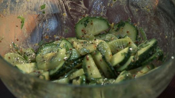 салат с огурцом и киви и огуречный фреш-коктейль