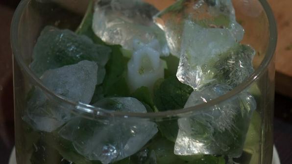 салат с огурцом и киви и огуречный фреш-коктейль