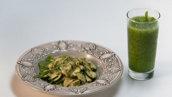 салат с огурцом и киви и огуречный фреш-коктейль