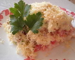 Салат с овощами, сухариками и куриным филе