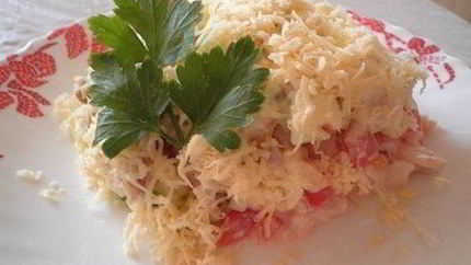 Салат с овощами, сухариками и куриным филе