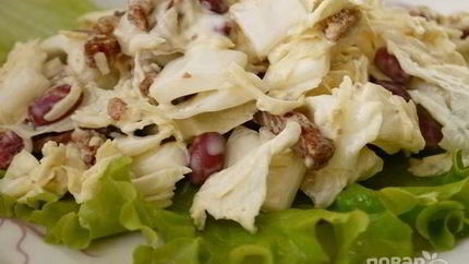 Салат с пекинской капустой и сухариками