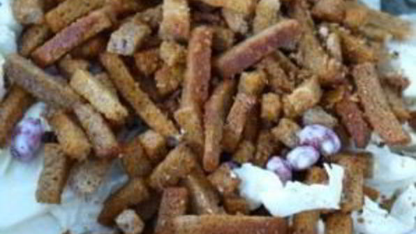 салат с пекинской капустой и сухариками