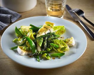 Салат с сыром бри