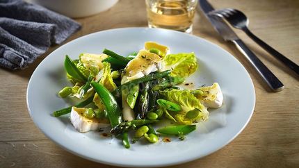 Салат с сыром бри