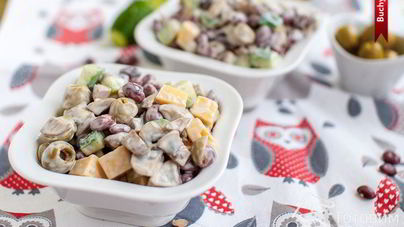 Салат с сыром, грибами и фасолью