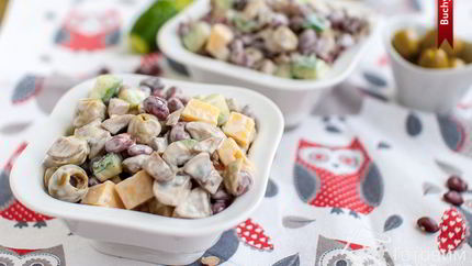 Салат с сыром, грибами и фасолью