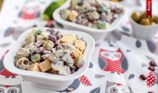 Салат с сыром, грибами и фасолью