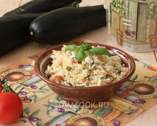 Салат с сырым кабачком и макаронами