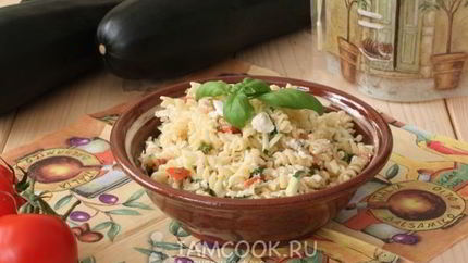 Салат с сырым кабачком и макаронами