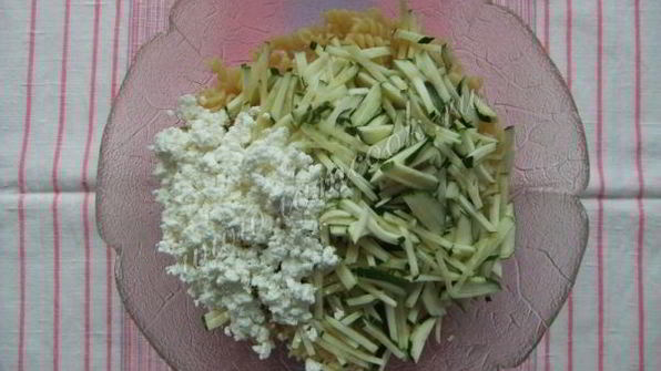 салат с сырым кабачком и макаронами