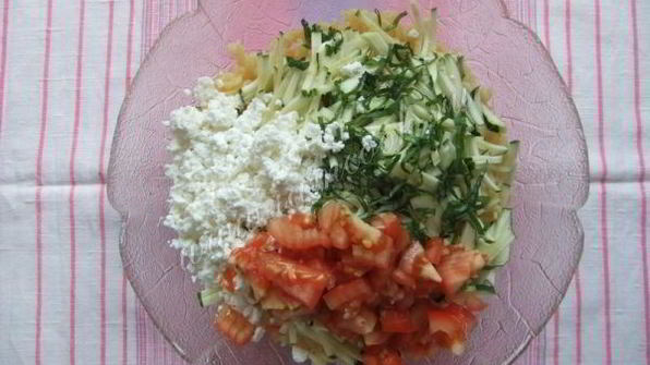 салат с сырым кабачком и макаронами