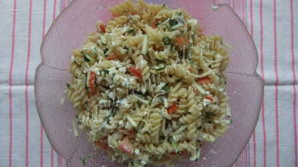 салат с сырым кабачком и макаронами