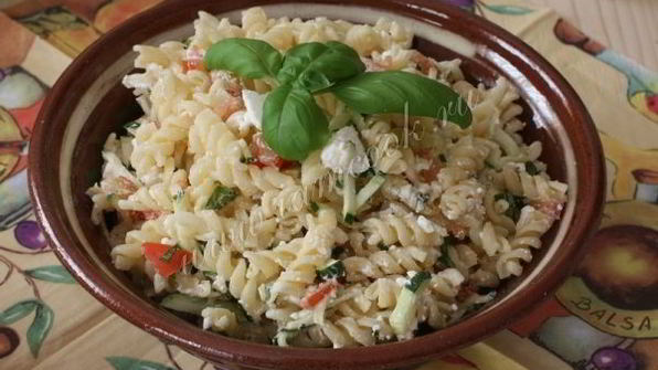 салат с сырым кабачком и макаронами