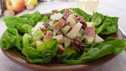 Салат с яблоками и орехами