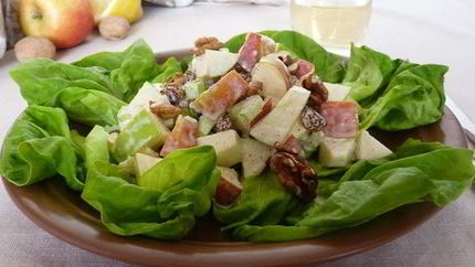 Салат с яблоками и орехами